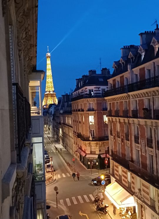 Blick auf den Eiffelturm aus dem Hotelzimmer