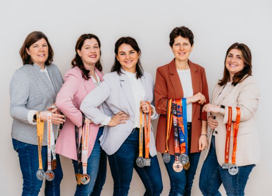 Das-Team-von-Marathon-Sport-mit-Medaillen-ueber-den-Armen