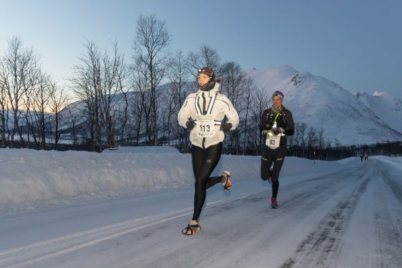 Laufer-auf-Schneestrecke