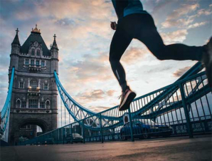 london-marathon-lauefer-ueber-towerbridge