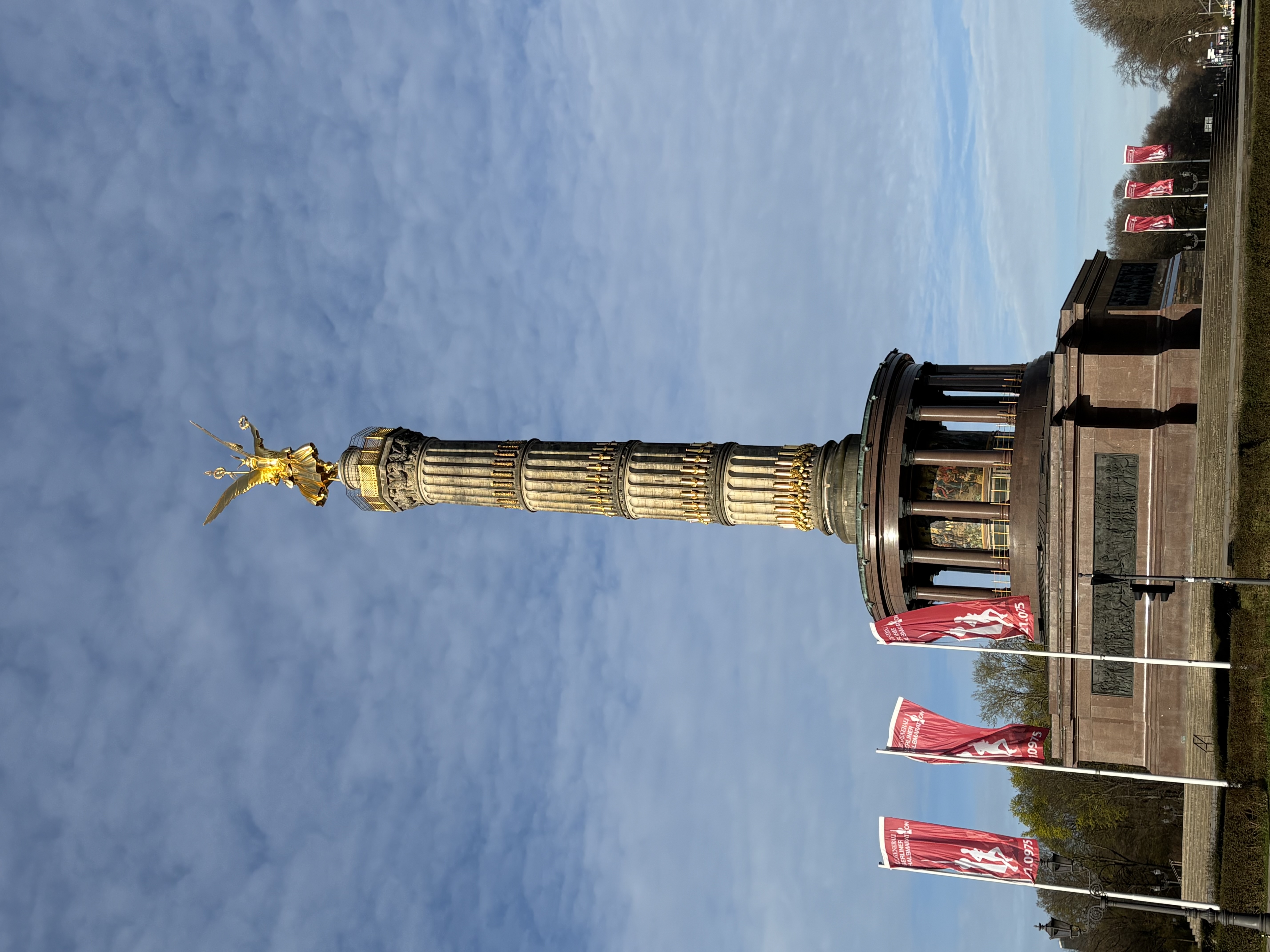 chigaco-marathon-skyline-hinter-roten-blumen
