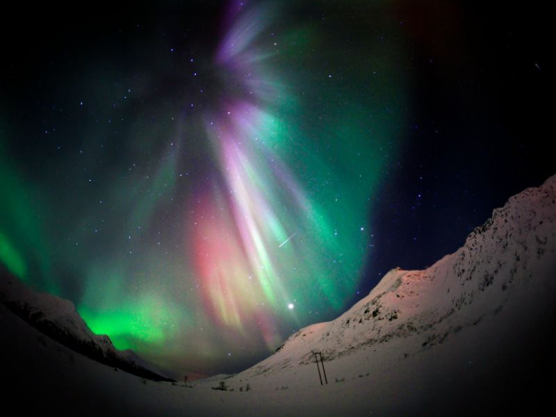 Polarlicht-bunt-im-Gebirge
