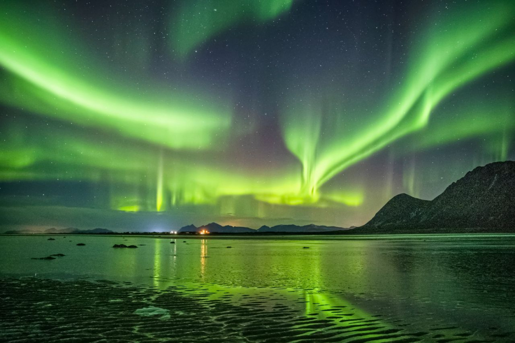 Polarlichter-gruen-vor-Berglandschaft