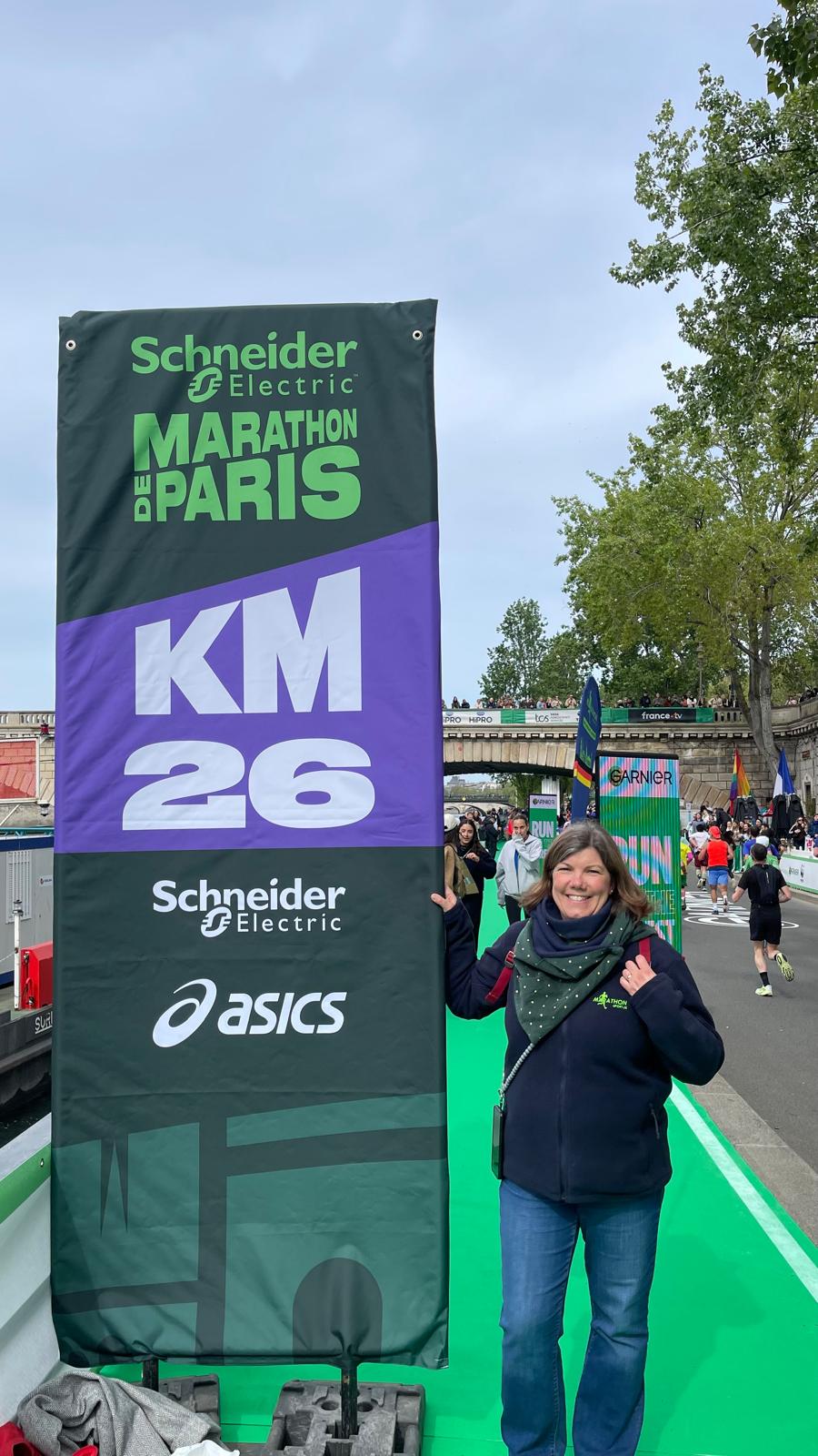 Reiseleiterin Nadine Casper an der Marathon Strecke KM 26