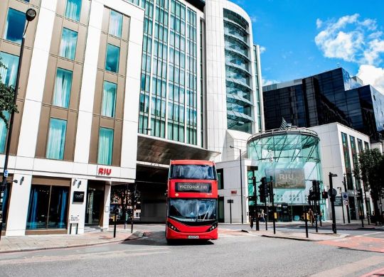 Hotel Riu Plaza London Victoria von Außen mit rotem Bus