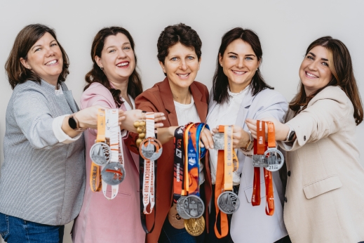 Team von Marathon-Sport mit Medaillen