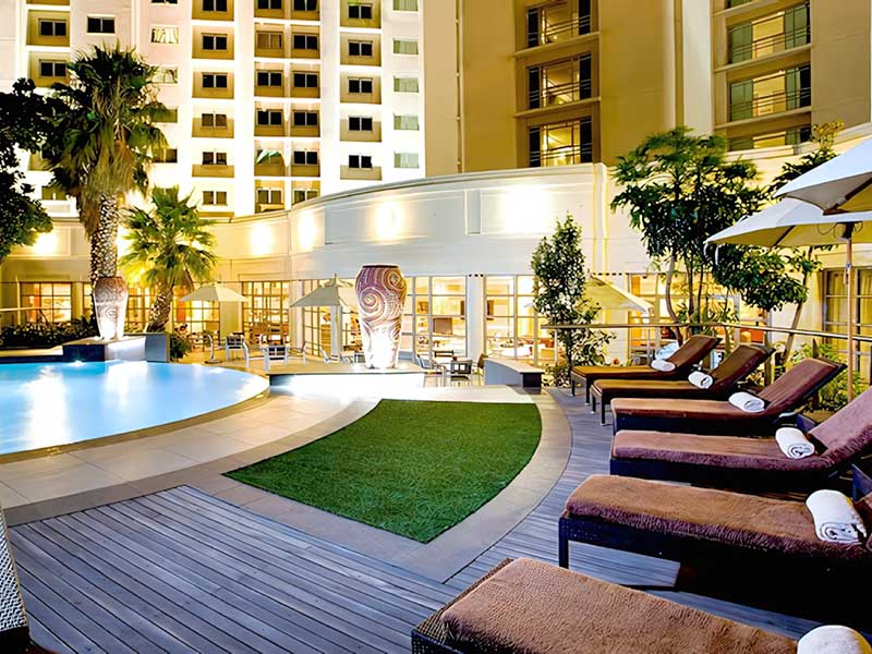 Southern-Sun-Waterfront-Hotel-Poolanlage