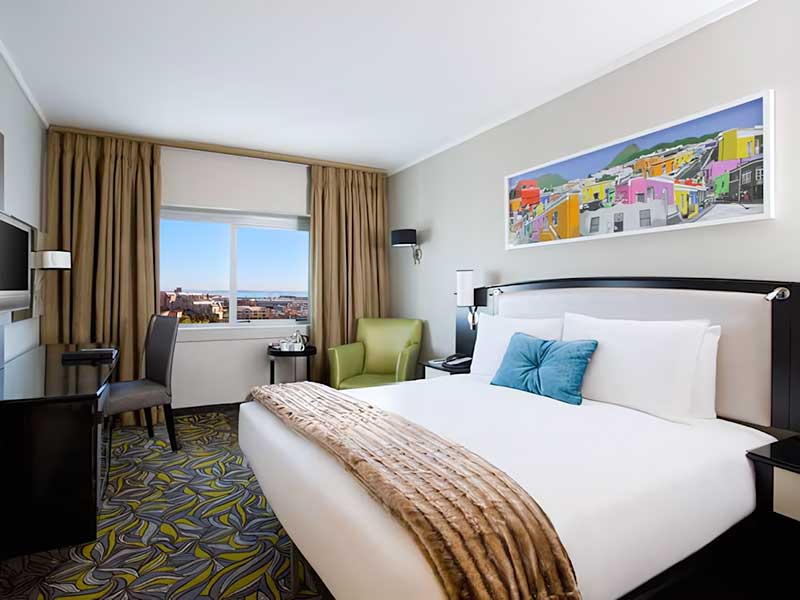 Southern-Sun-Waterfront-Hotel-Zimmer