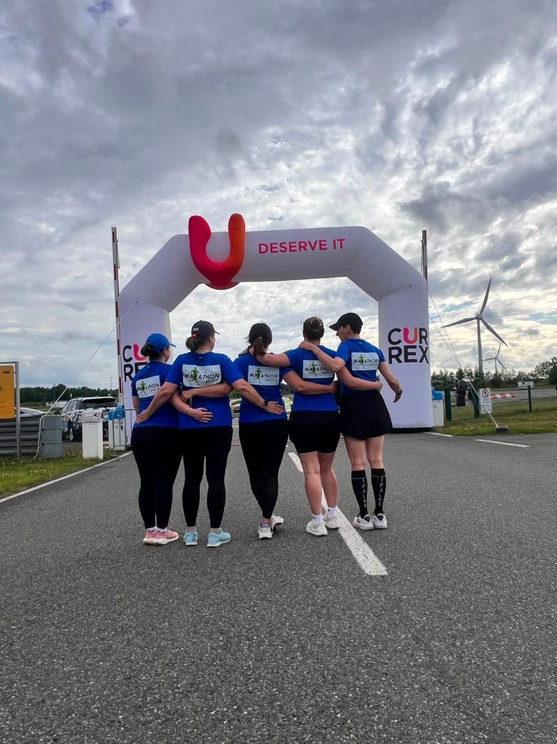 Team von Hinten vor dem Startbogen