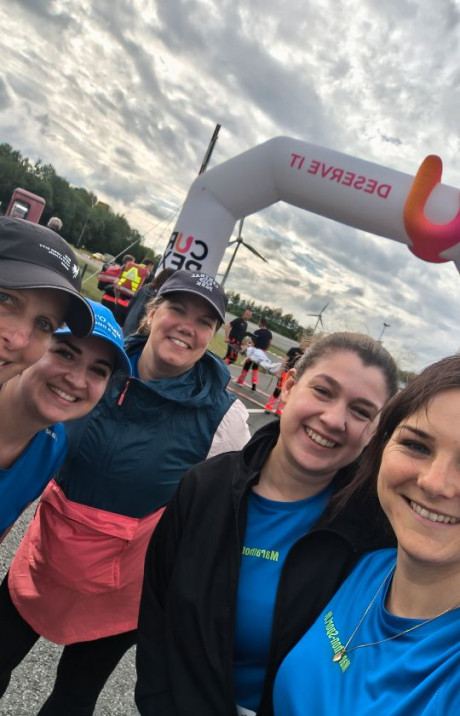 Selfi vom Team vor dem Startbogen des LüFi